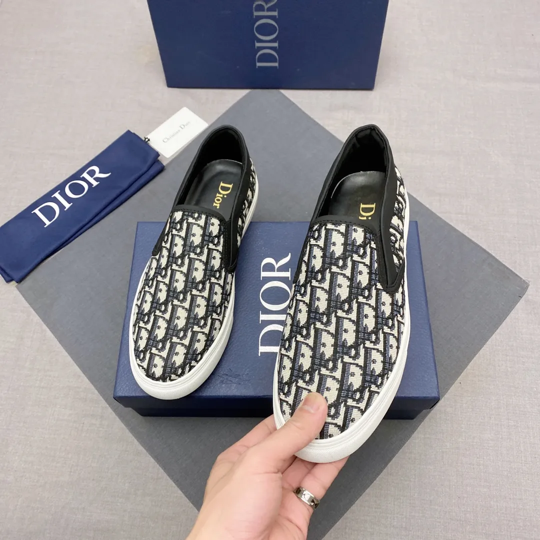 p380, Dior series casual shoes 👟🔥[Dior] Dior's new casual men's shoes are launched in Hong Kong counters. Official website 1:1 production. Original Italian materials. Designed by European and American masters. Perfect shape to create counter quality. Solid color rubber wear-resistant outsole and classic dazzling head! Super versatile and very comfortable. High-end without losing taste, fashionable and novel! ! Absolute focus! Code number: 38-44, three colors available (45 can be customized, cannot be returned or exchanged) No. 005
